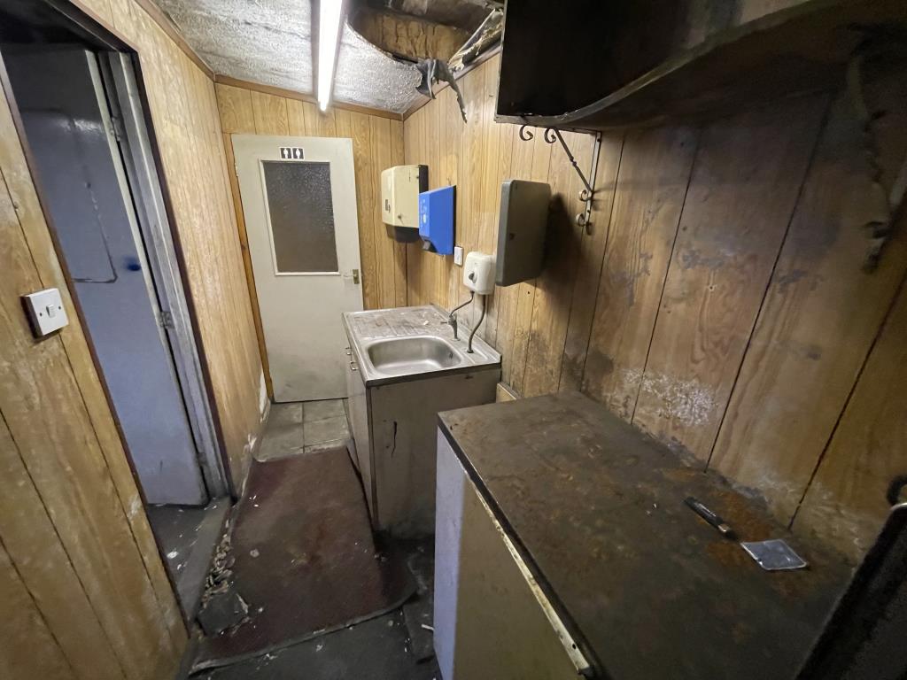 Lot: 123 - VACANT FORMER CAR REPAIR COMMERCIAL WORKSHOP - inside image of kitchen area